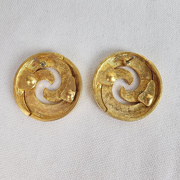 Vintage 80s Matte Gold Swirl Earrings - Picture 3 of 4
